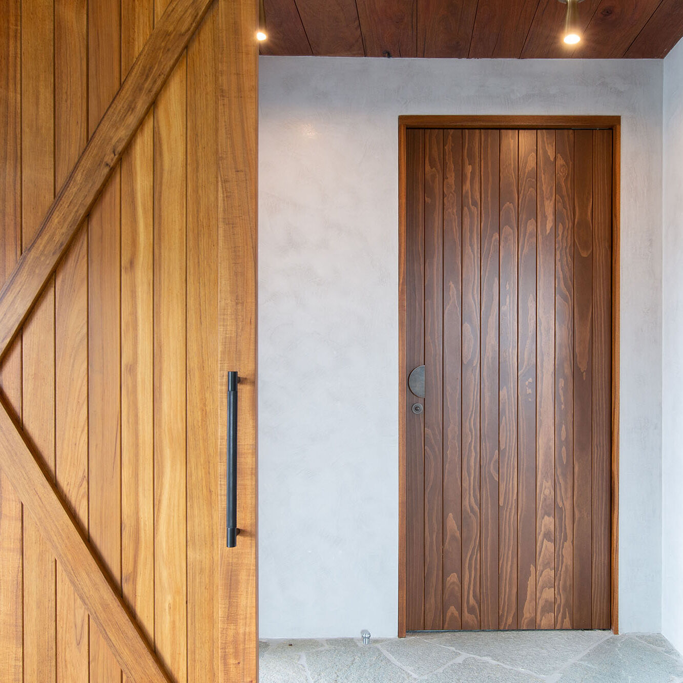 ETW+D_BarnDoor_Blackwood_PivorDoor_AccoyaStained